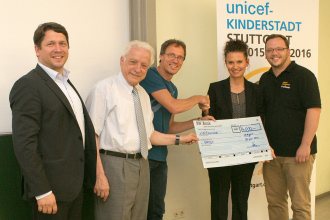 Scheckübergabe von unserem Spendenlauf mit Dieter Baumann an die UNICEF