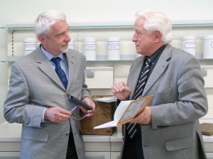 Klaus Kontermann ist der strahlende Gewinner des originalgetreuen Nachbaus eines Chemie-Experimentierkastens aus dem 18. Jahrhundert. Glückwunsch!