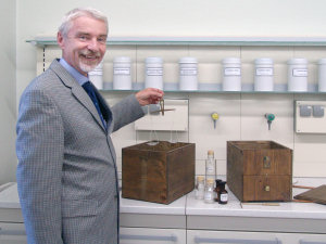 Klaus Kontermann ist der strahlende Gewinner des originalgetreuen Nachbaus eines Chemie-Experimentierkastens aus dem 18. Jahrhundert. Glückwunsch!