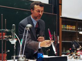 Flad-Preisträger 2005: Ausgezeichnet für seine langjährigen Aktivitäten auf dem Gebiet der Experimentellen Schulchemie