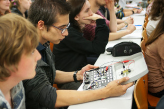 Dr. Amitabh Banerji: Fantastic Plastic - vom Plexiglas® zum AMOLED-Display