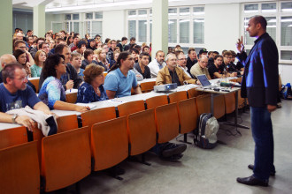 Dr. Amitabh Banerji: Fantastic Plastic - vom Plexiglas® zum AMOLED-Display