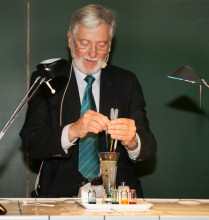 Prof. Dr. Peter Menzel: Bunte Vielfalt - Experimente mit Lebensmittelzusatzstoffen