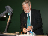 Prof. Dr. Peter Menzel: "Bunte Vielfalt - Experimente mit Lebensmittelzusatzstoffen"