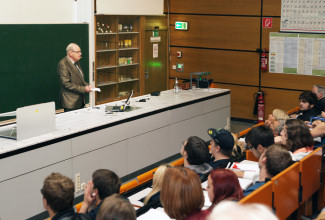 Prof. Dr. Georg Schwedt: Chemie vom Erdinneren bis ins Universum