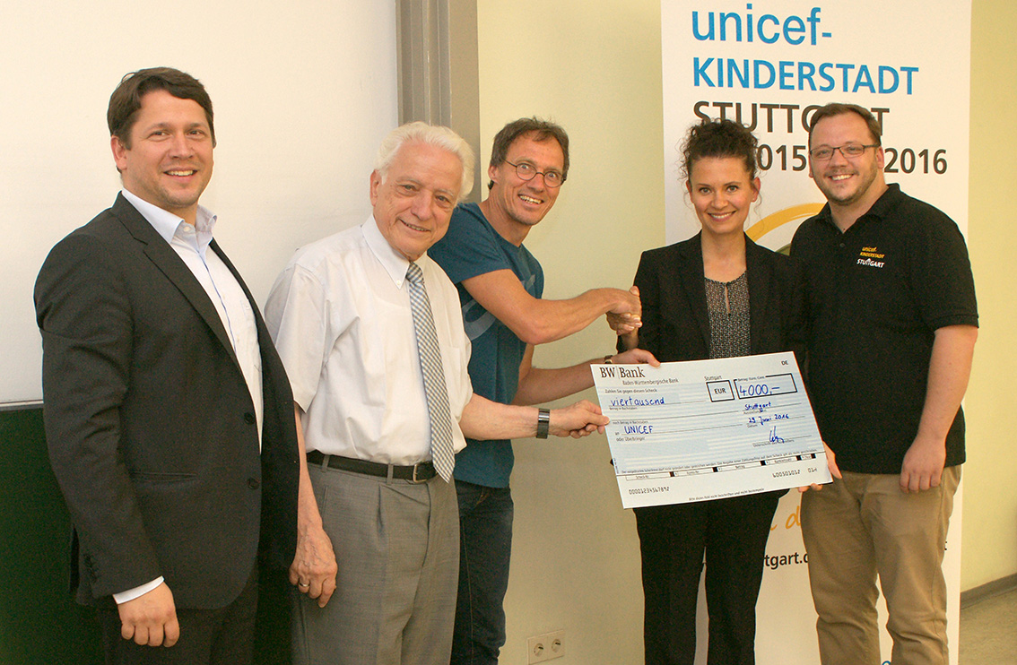 Scheckübergabe von unserem Spendenlauf mit Dieter Baumann an die UNICEF
