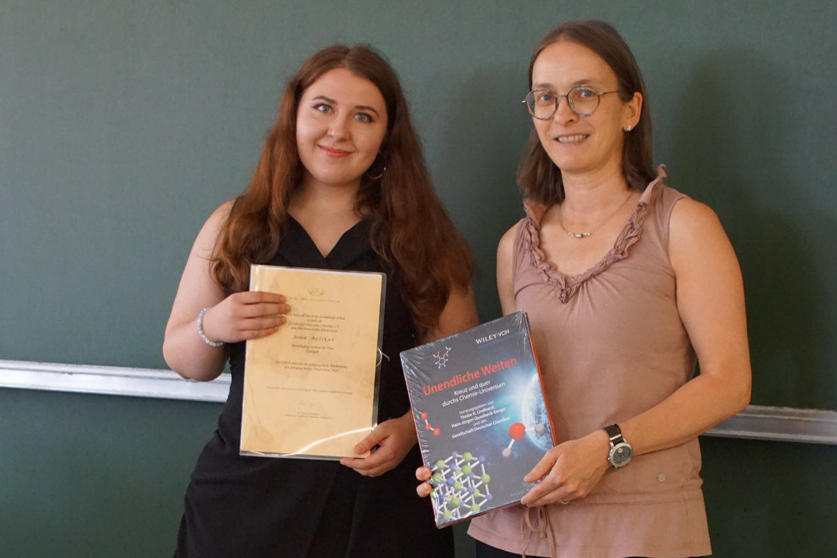 Preisträgerin Jessica Belikov und Schulleiterin Dr. Ulrike Flad