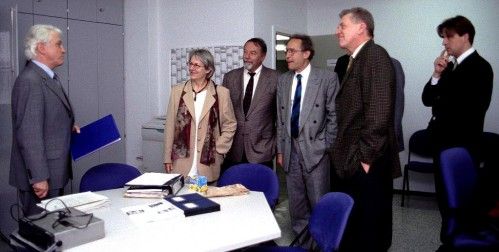 Die Besucher auf dem Rundgang; hier im Lehrerzimmer