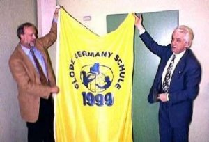 Fahne als GLOBE-Schule des Jahres 1999