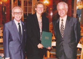 Die Preisträgerin mit den beiden Stiftern des Preises, Manfred (li.) und Wolfgang Flad.