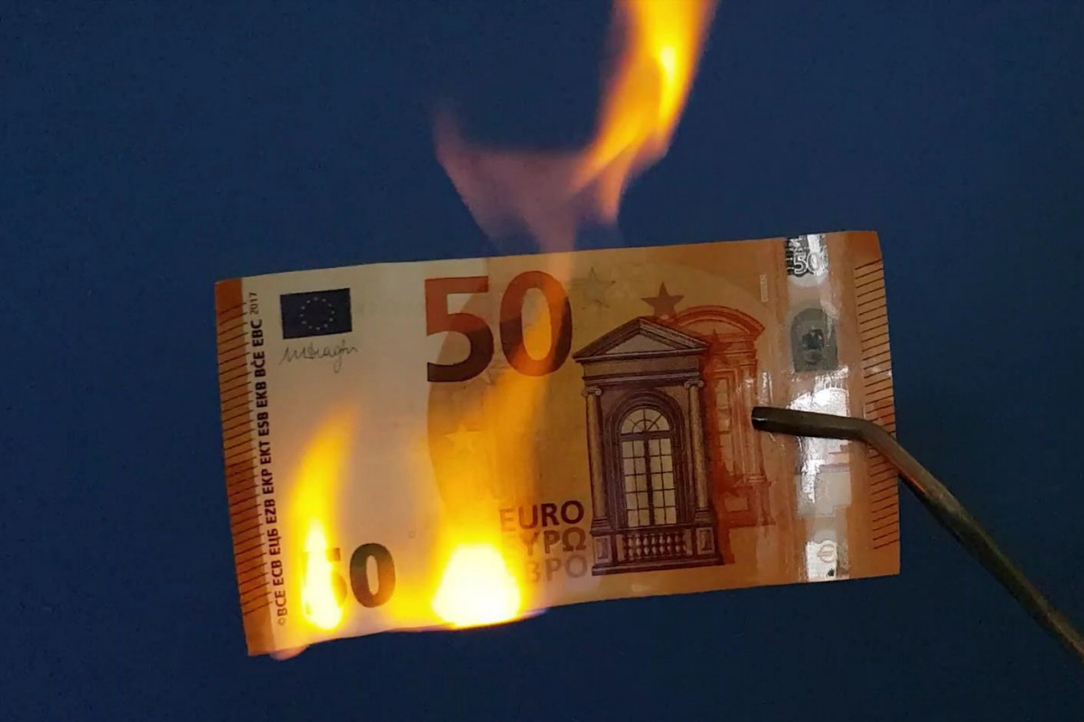 Brennender Geldschein