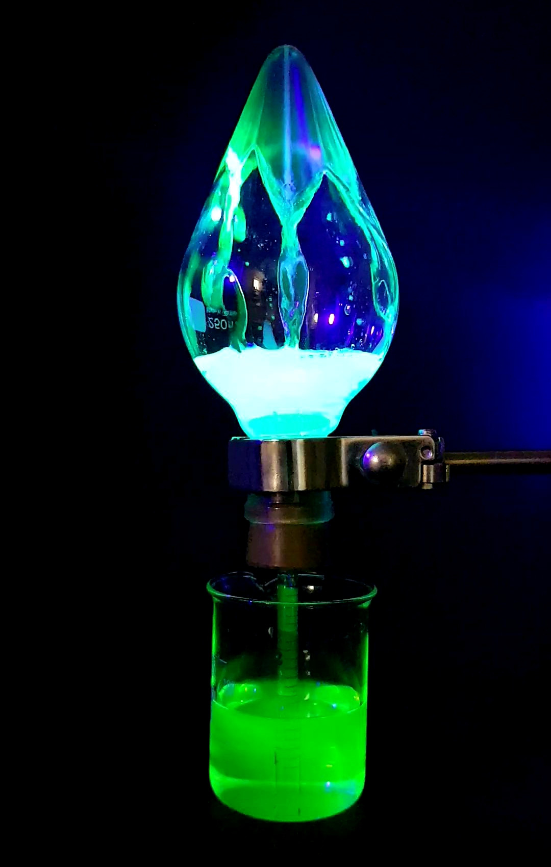 Fluoreszierender Springbrunnen - Experimente aus dem Institut Dr. Flad